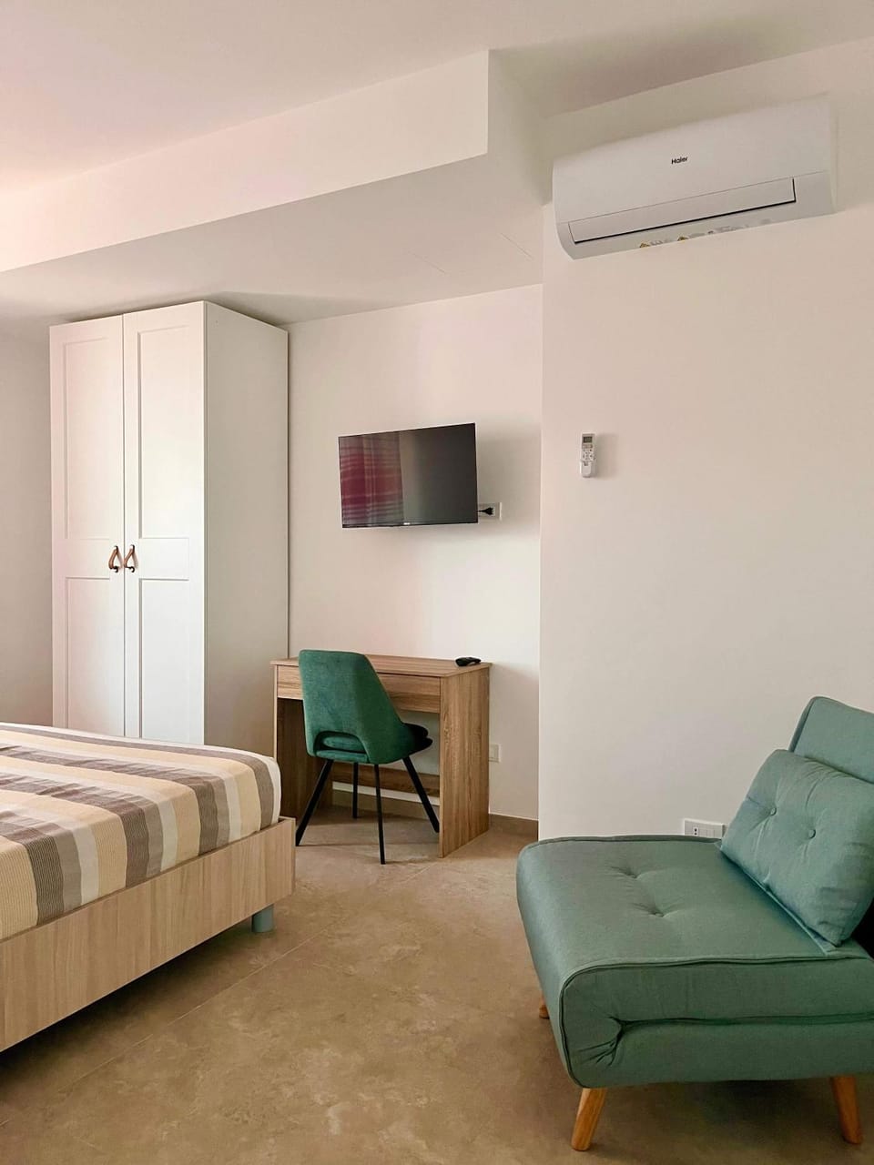 Bed, TV and multimedia, Photo of the whole room, Seating area, Bedroom