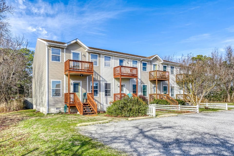 Lighthouse Estates 8 - Water views & shared pool! House in Chincoteague Island
