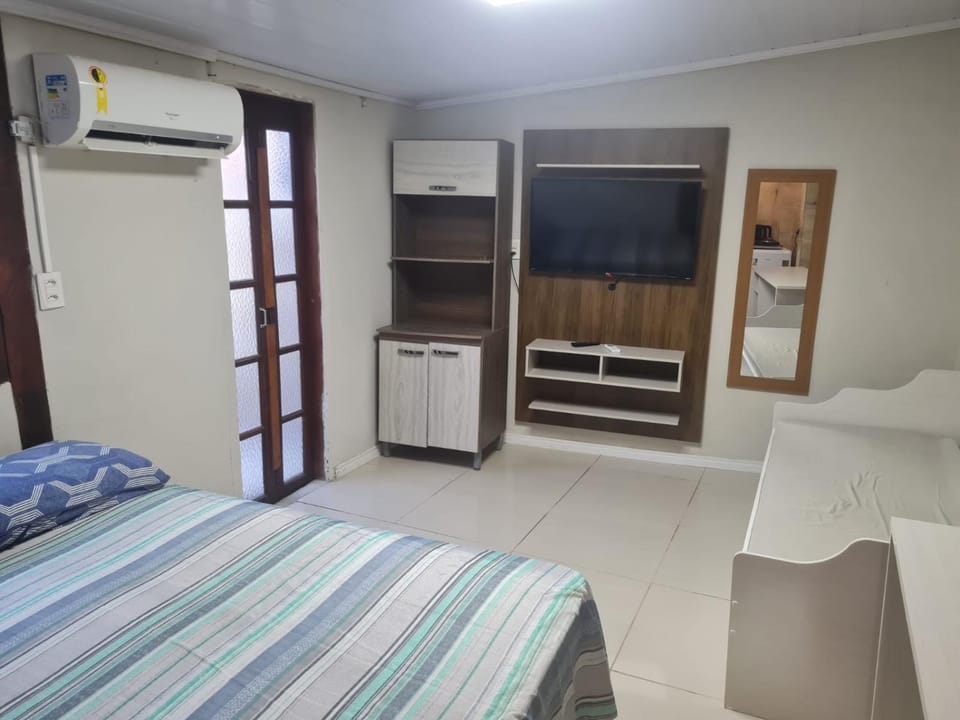 Bed, TV and multimedia, Photo of the whole room, Bedroom, air conditioner
