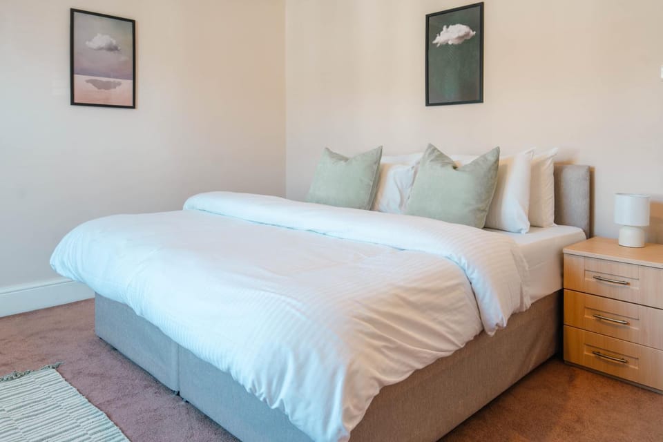 Bed, Photo of the whole room, Bedroom
