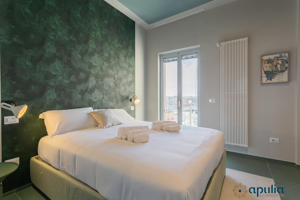 Bed, Photo of the whole room, towels