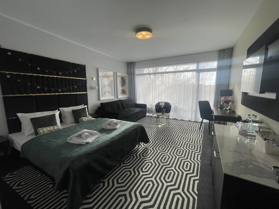 Bed, TV and multimedia, Kitchen or kitchenette, Living room, Photo of the whole room, Seating area, Bedroom