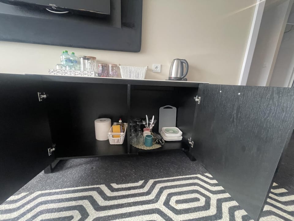 Coffee/tea facilities, toaster