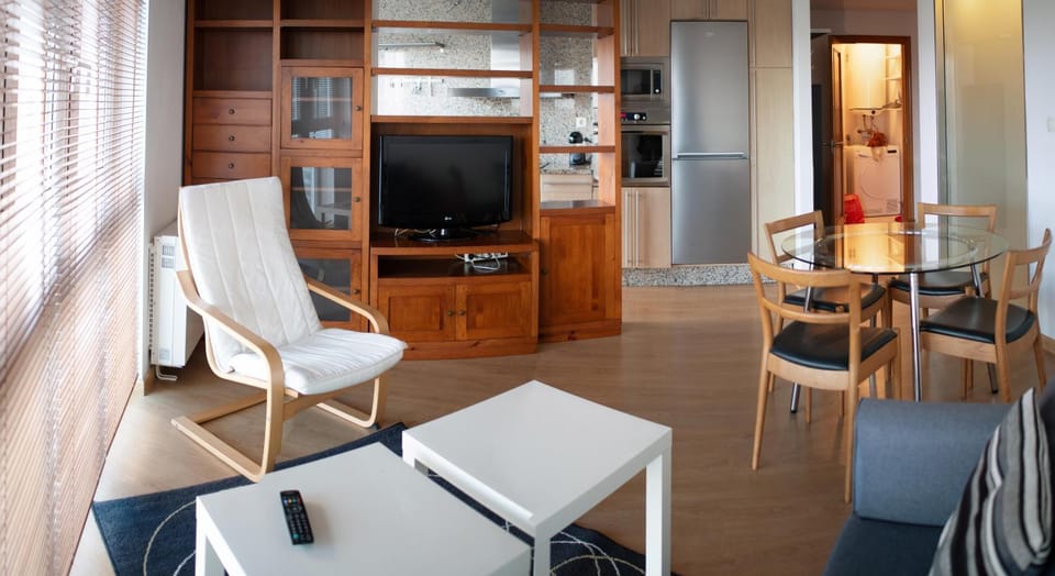 TV and multimedia, Seating area, Dining area