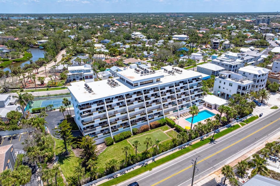 Property building, Bird's eye view, Swimming pool