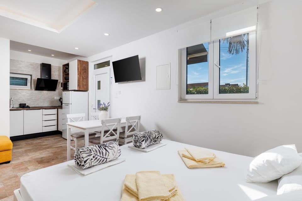 Bed, Dining area, kitchen