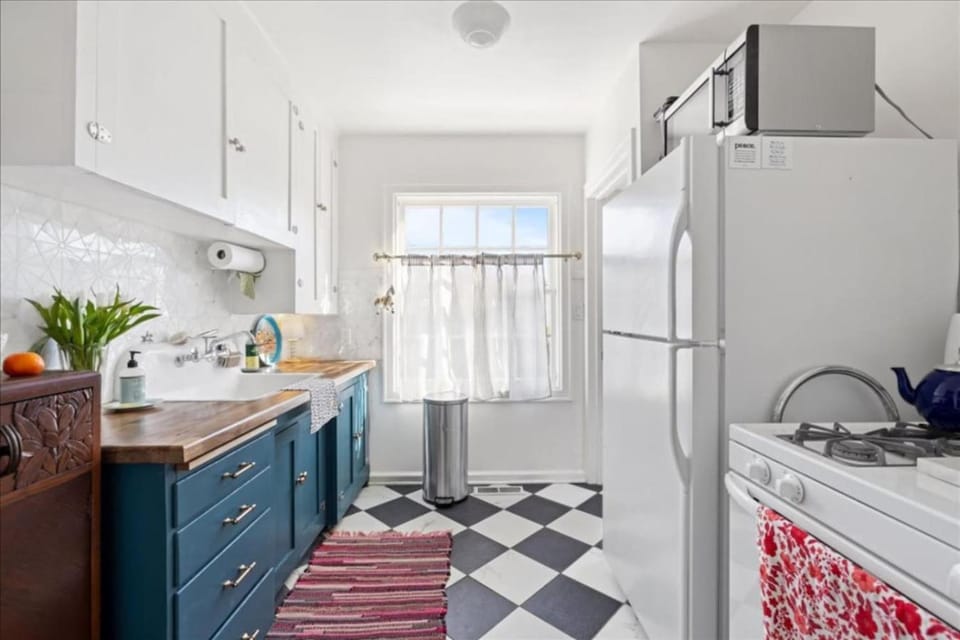 Kitchen or kitchenette, oven, stove