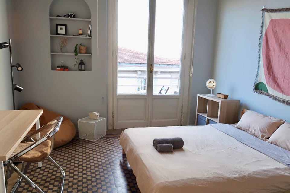 Photo of the whole room, Bedroom