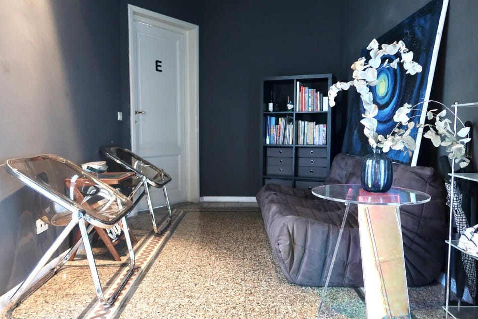 Communal lounge/ TV room, Library, Living room, Seating area