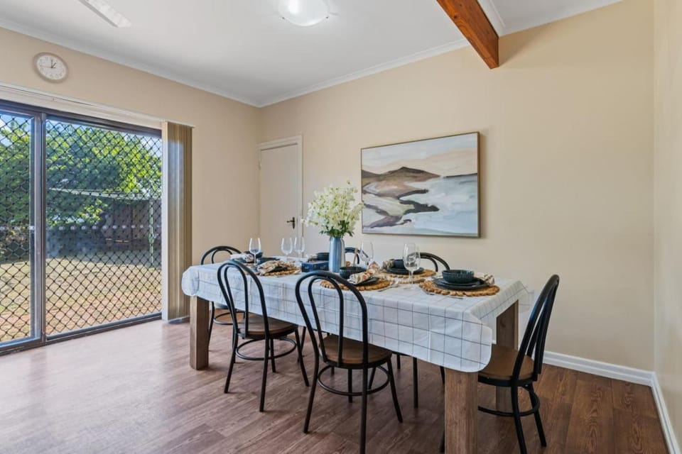 Affordable Convenient Stay 4Beds with Ducted AC House in Brisbane