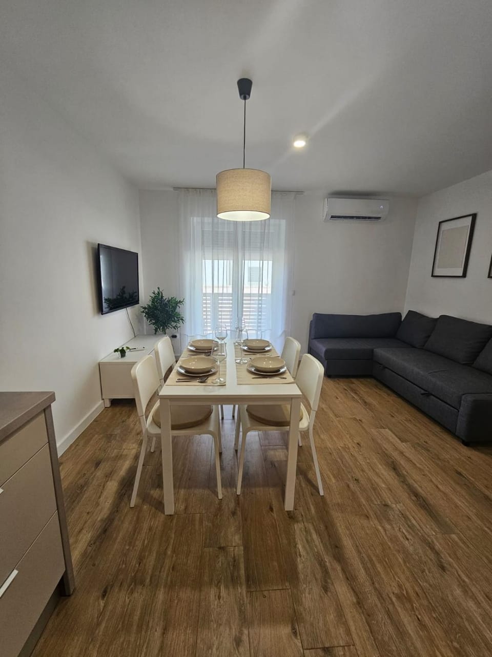 TV and multimedia, Living room, Seating area, Dining area, air conditioner