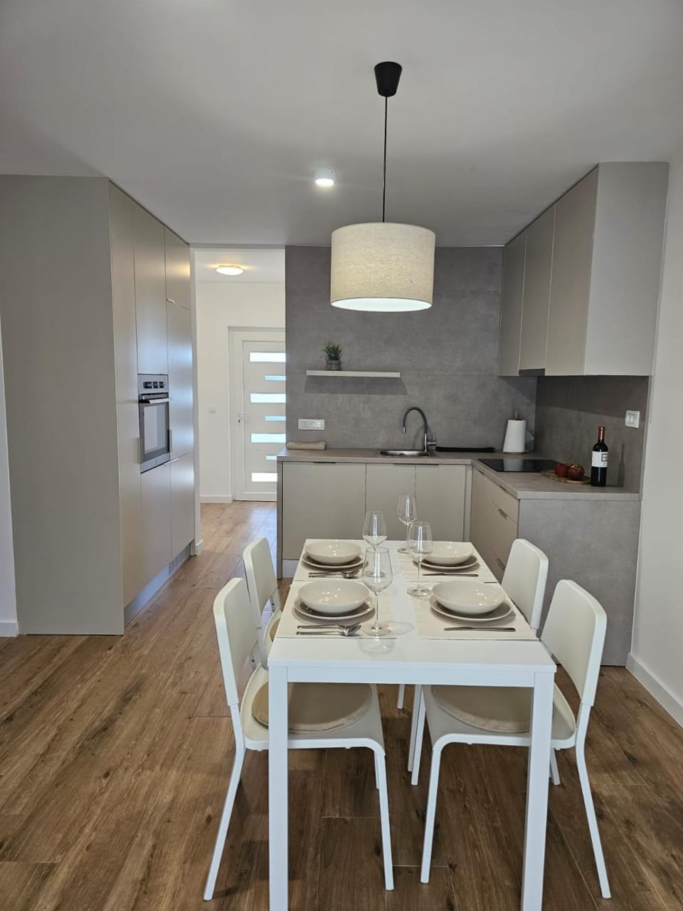 Kitchen or kitchenette, Dining area, stove