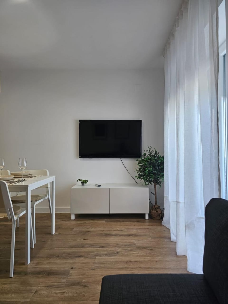 Communal lounge/ TV room, TV and multimedia, Living room, Seating area, Dining area