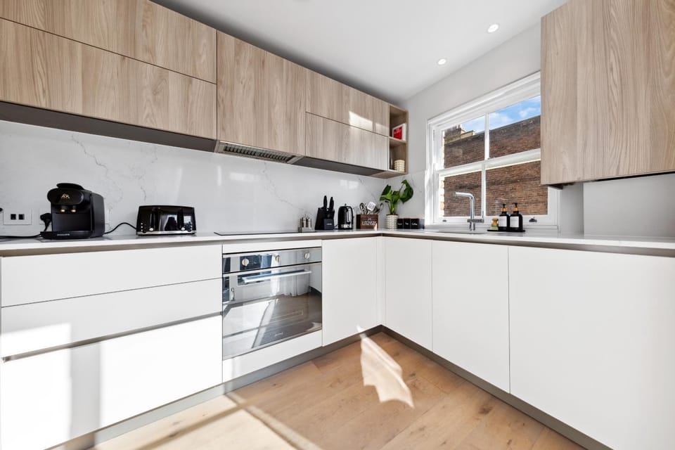 Kitchen or kitchenette, dishwasher, stove