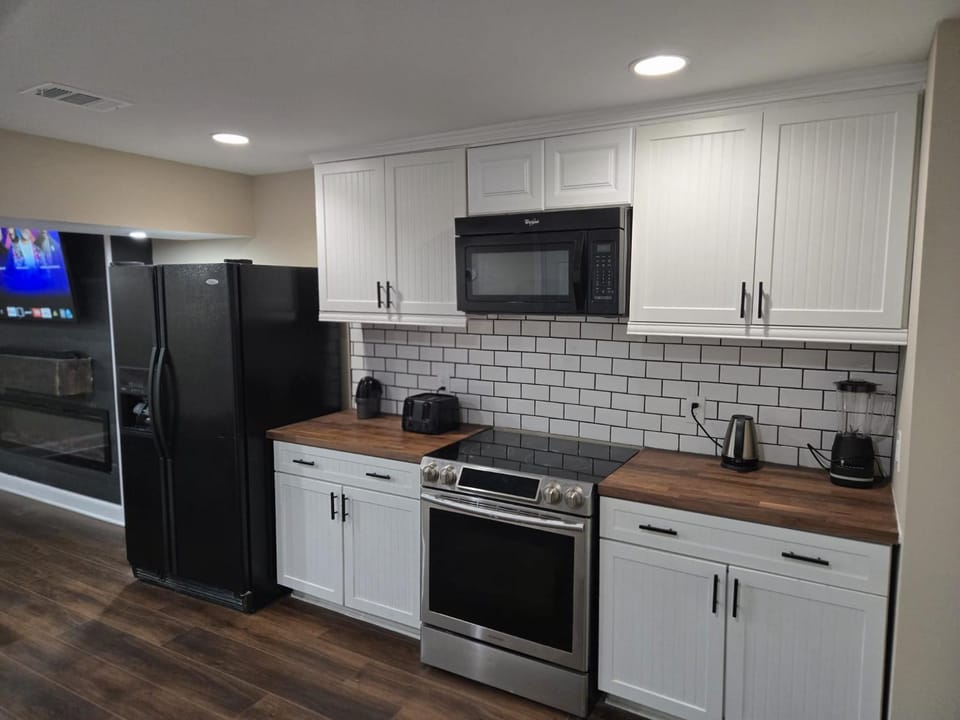 Coffee/tea facilities, Kitchen or kitchenette, dishwasher, oven, stove, toaster