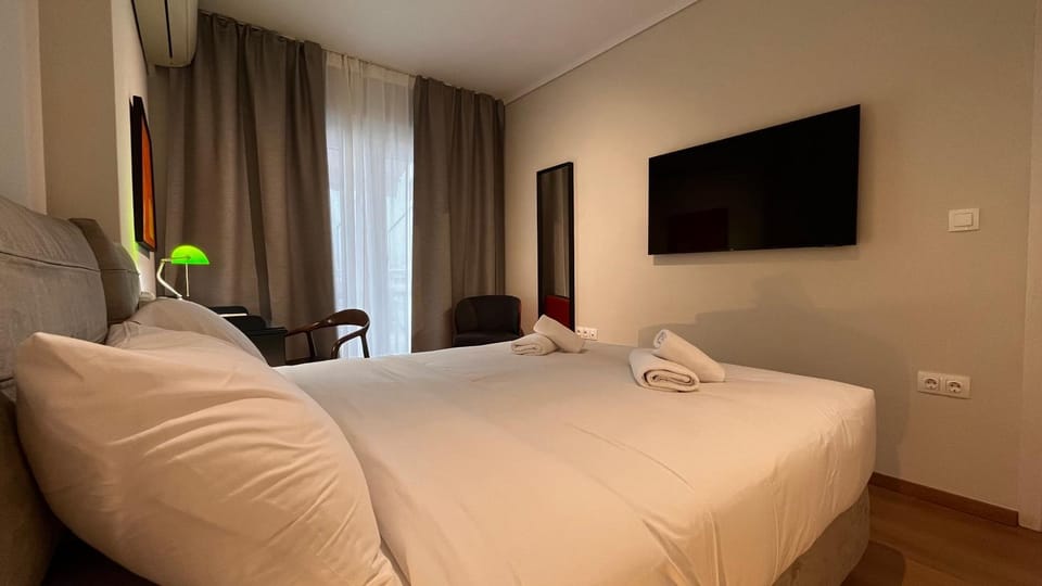 Bed, TV and multimedia, Photo of the whole room, Bedroom