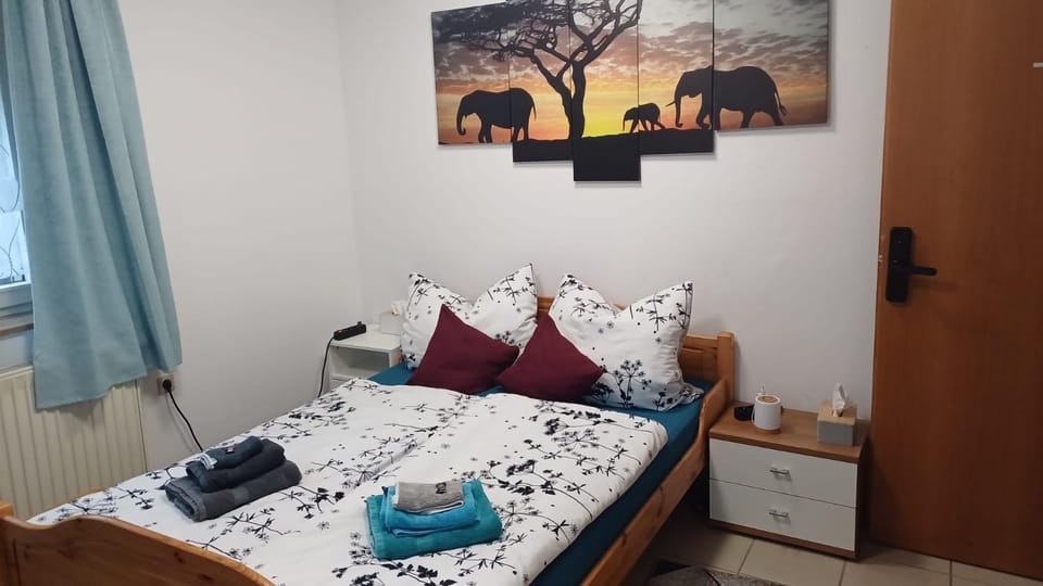 Bed, Photo of the whole room, Bedroom