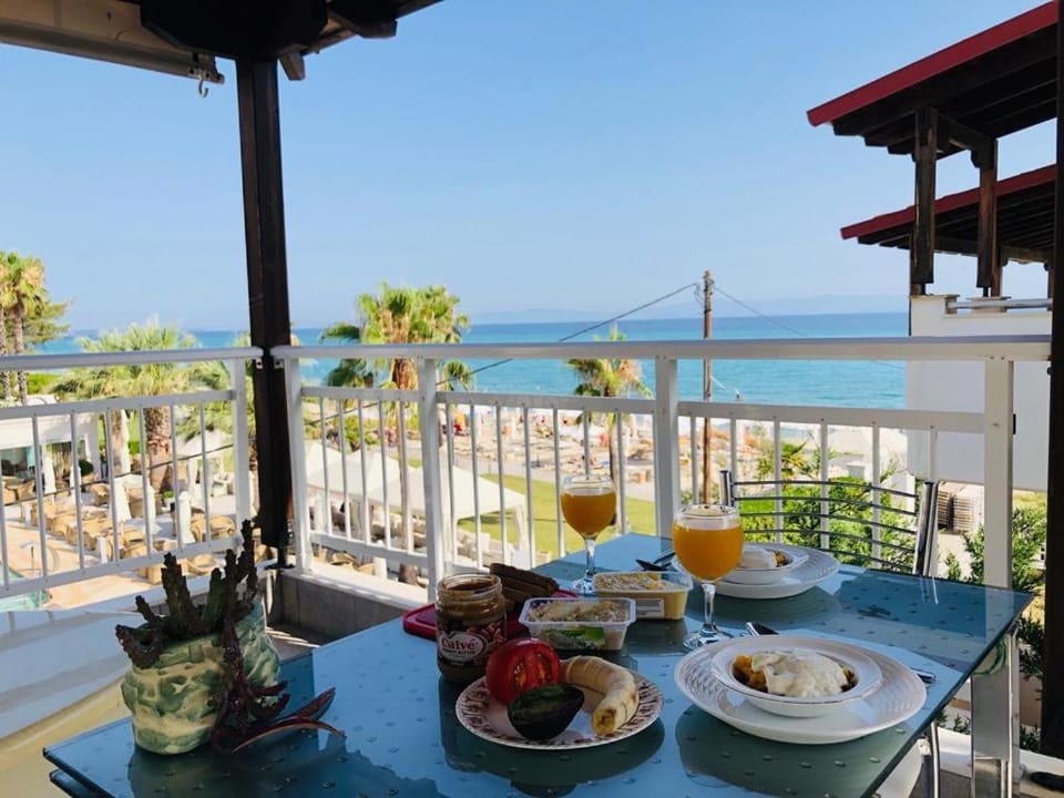 View (from property/room), Balcony/Terrace, Dining area, Food, Sea view