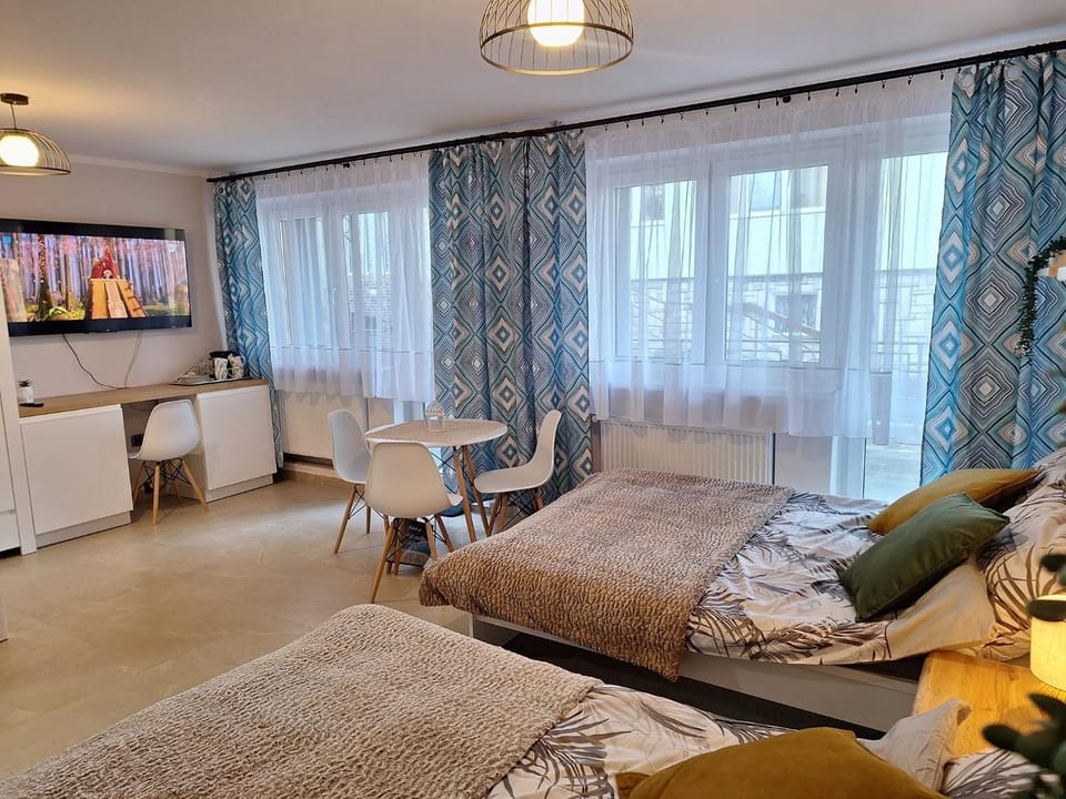 Bed, TV and multimedia, Photo of the whole room, Bedroom