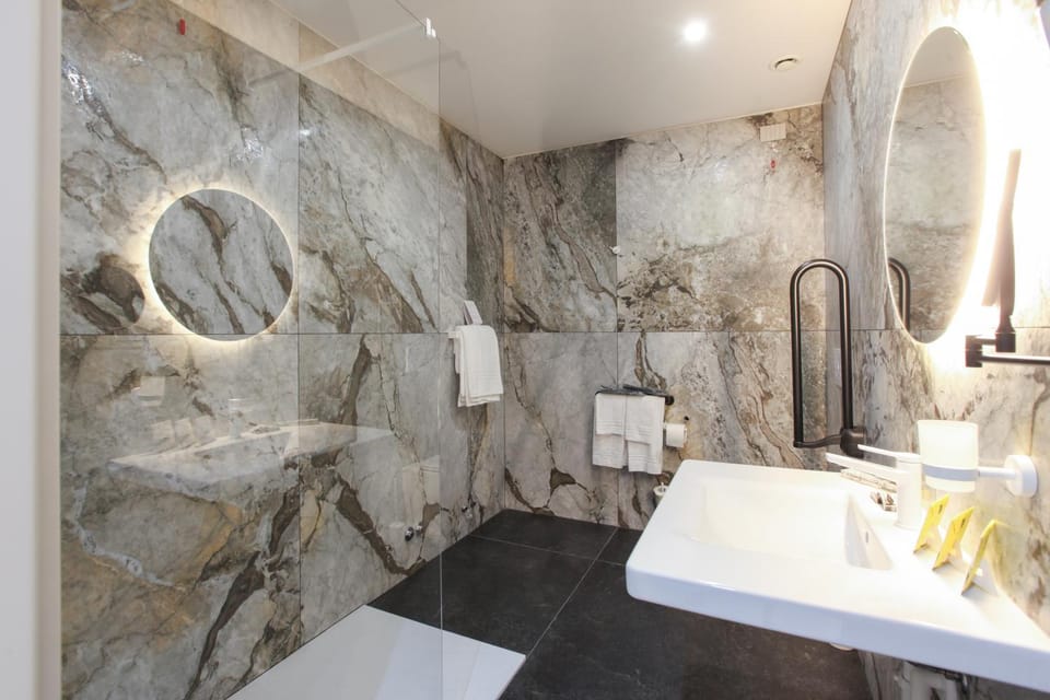 Bathroom, towels