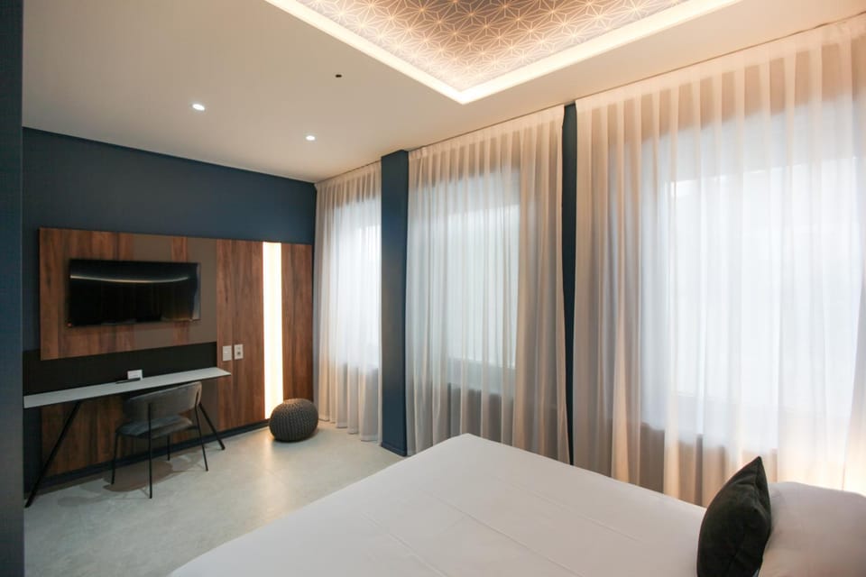 Bed, TV and multimedia, Photo of the whole room, Bedroom