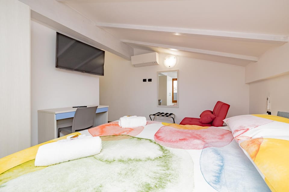 Bed, TV and multimedia, Bedroom
