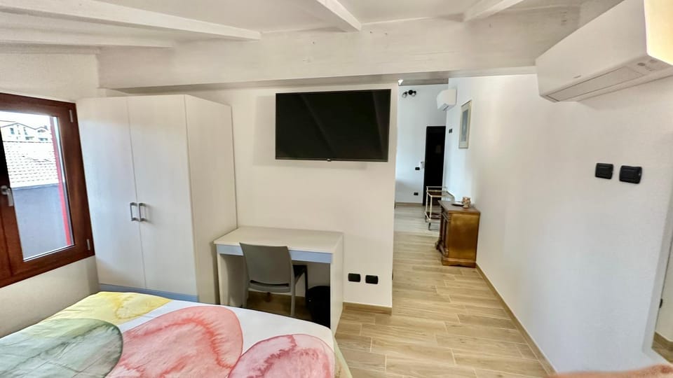 Bed, TV and multimedia, Bedroom, wardrobe
