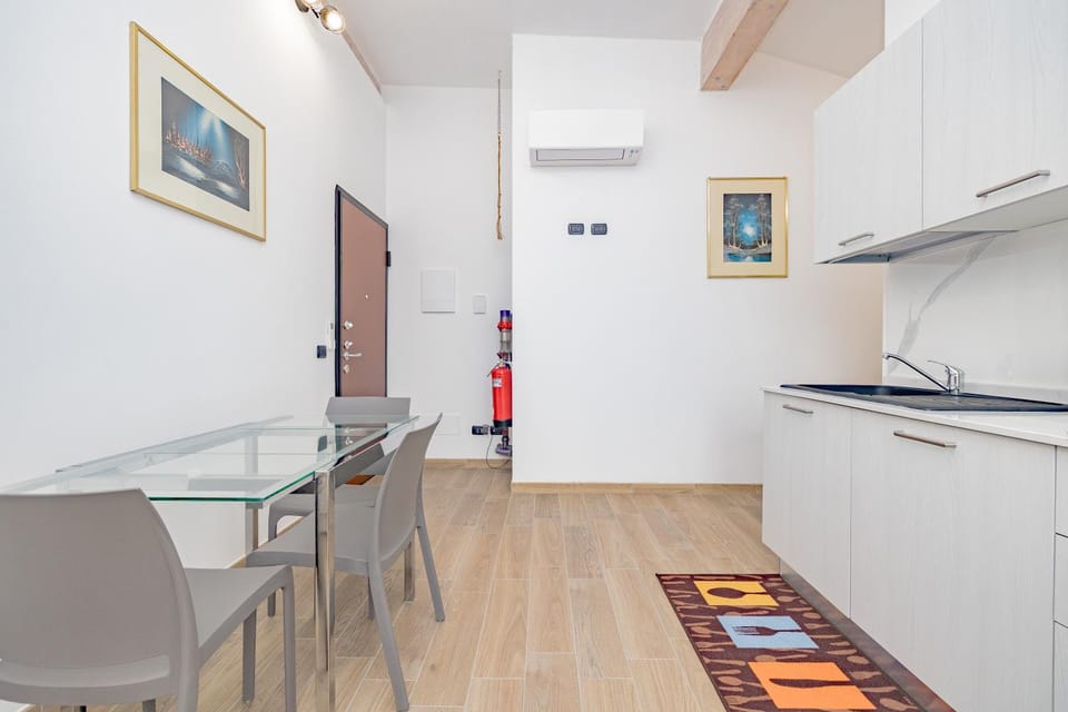 Kitchen or kitchenette, Dining area, air conditioner