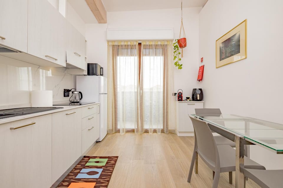 Coffee/tea facilities, Kitchen or kitchenette, Dining area