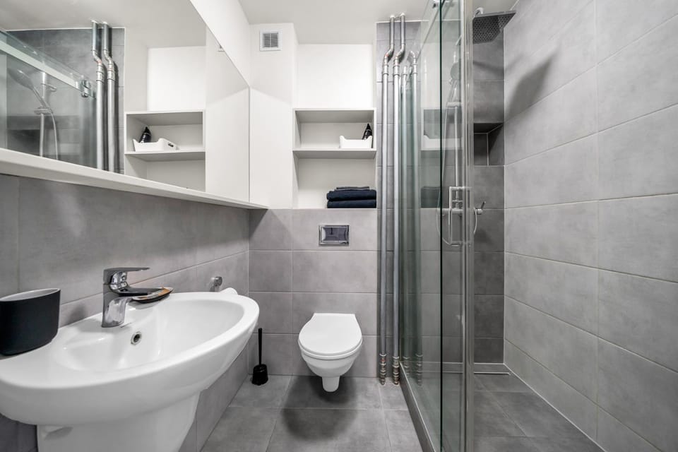 Shower, Toilet, Bathroom, towels