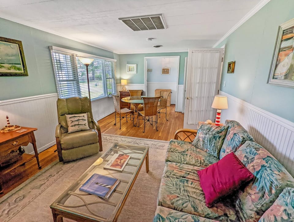 Mermaid Crossing - Pet friendly, waterfront with dock! House in Chincoteague Island