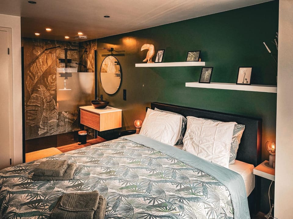 Photo of the whole room, Bedroom
