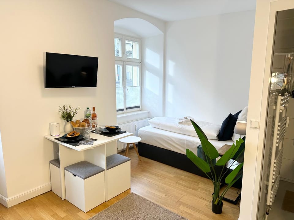 Bed, TV and multimedia, Photo of the whole room, towels