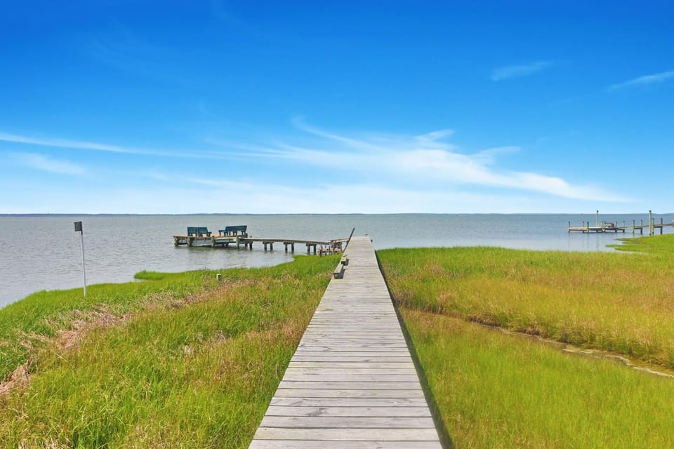 My Island Escape - North Main & private dock! House in Chincoteague Island