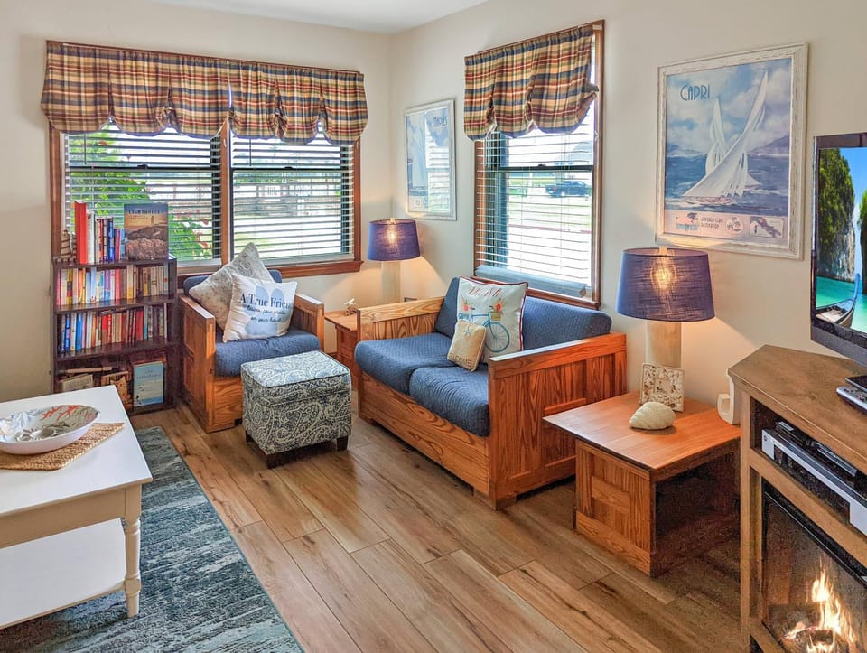 Morning Memories - Pet friendly, shared pool & dock! House in Chincoteague Island
