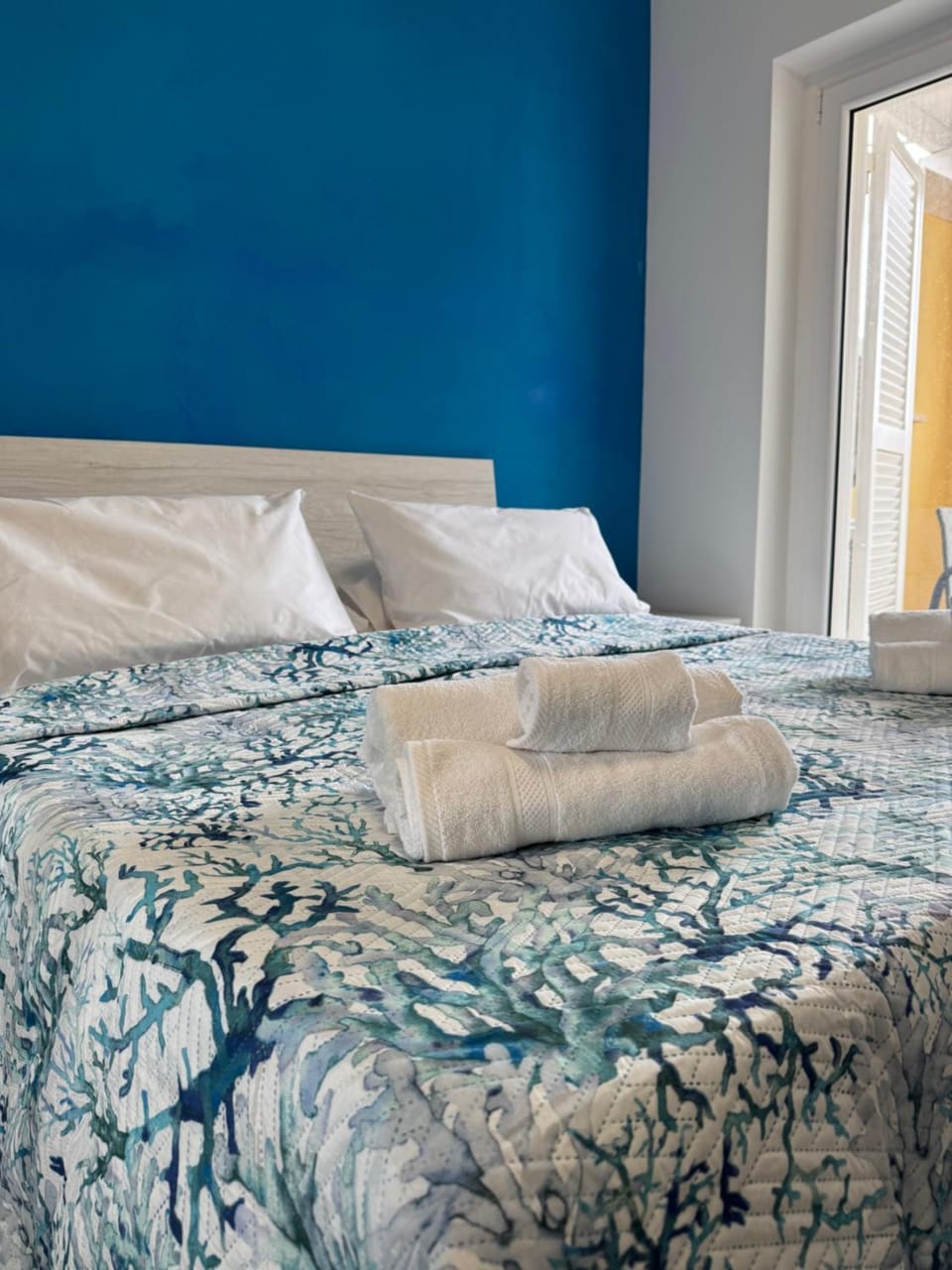 Bed, towels