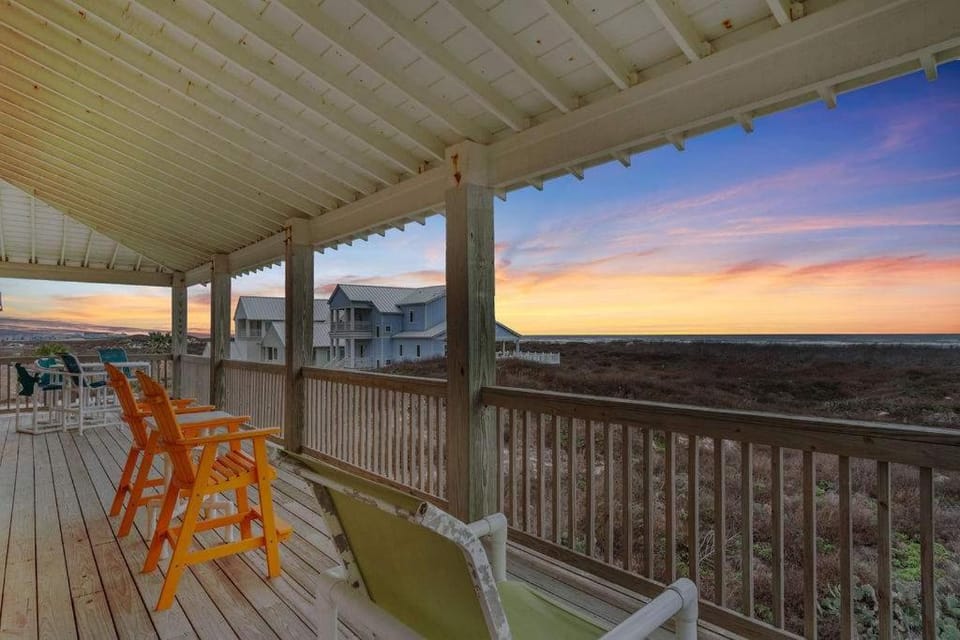 Royal Dunes-Waterfront Walk to Beach Shared Pool House in Port Aransas