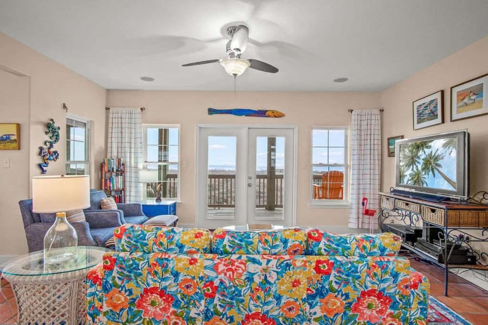 Royal Dunes-Waterfront Walk to Beach Shared Pool House in Port Aransas