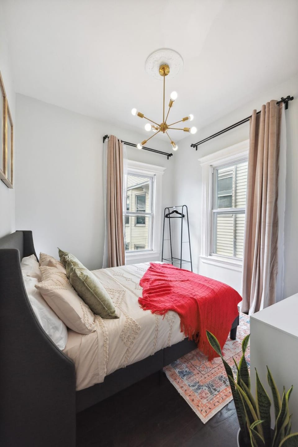Bed, People, Bird's eye view, View (from property/room), Photo of the whole room, Decorative detail, Bedroom, internet
