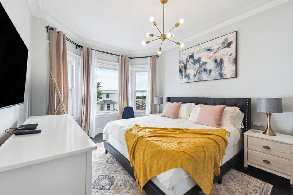 Bed, TV and multimedia, Photo of the whole room, Bedroom