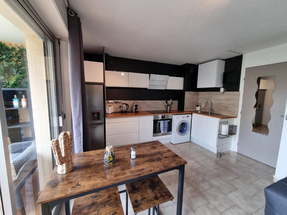 Coffee/tea facilities, oven, toaster, kitchen
