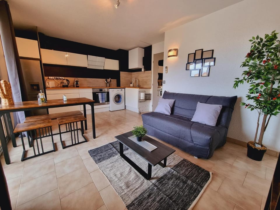Living room, Meals, flat iron