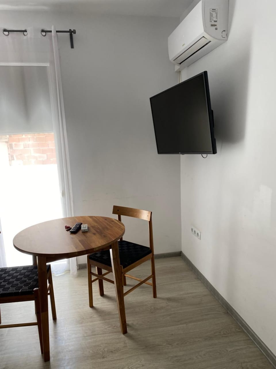 TV and multimedia, Living room, Seating area, Dining area, air conditioner