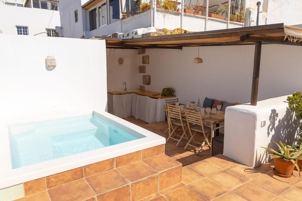 Balcony/Terrace, Kitchen or kitchenette, Pool view, Swimming pool
