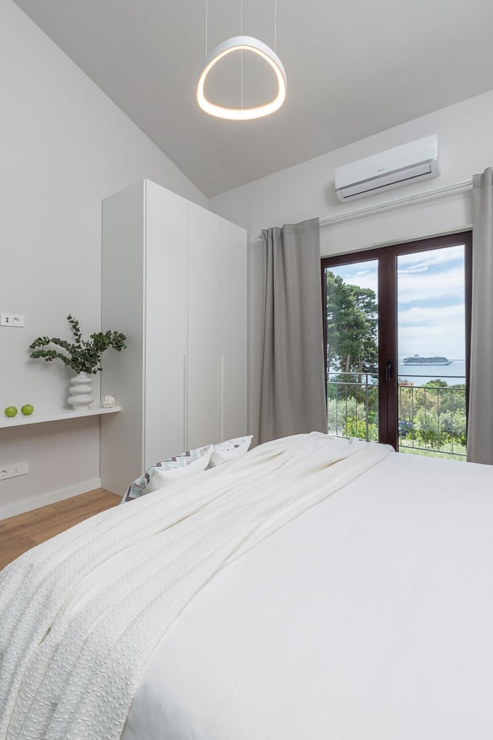 Bed, Photo of the whole room, Bedroom, air conditioner