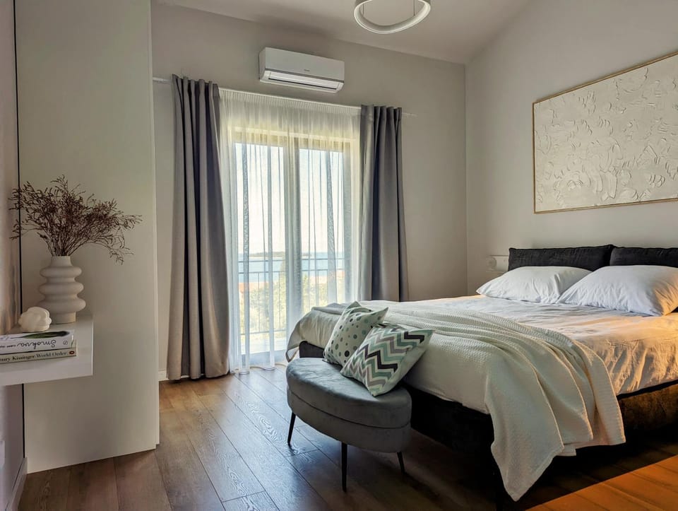 Bed, Photo of the whole room, Bedroom, air conditioner