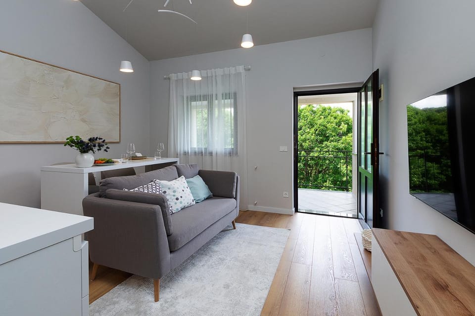 TV and multimedia, Living room, Seating area, Dining area, Garden view