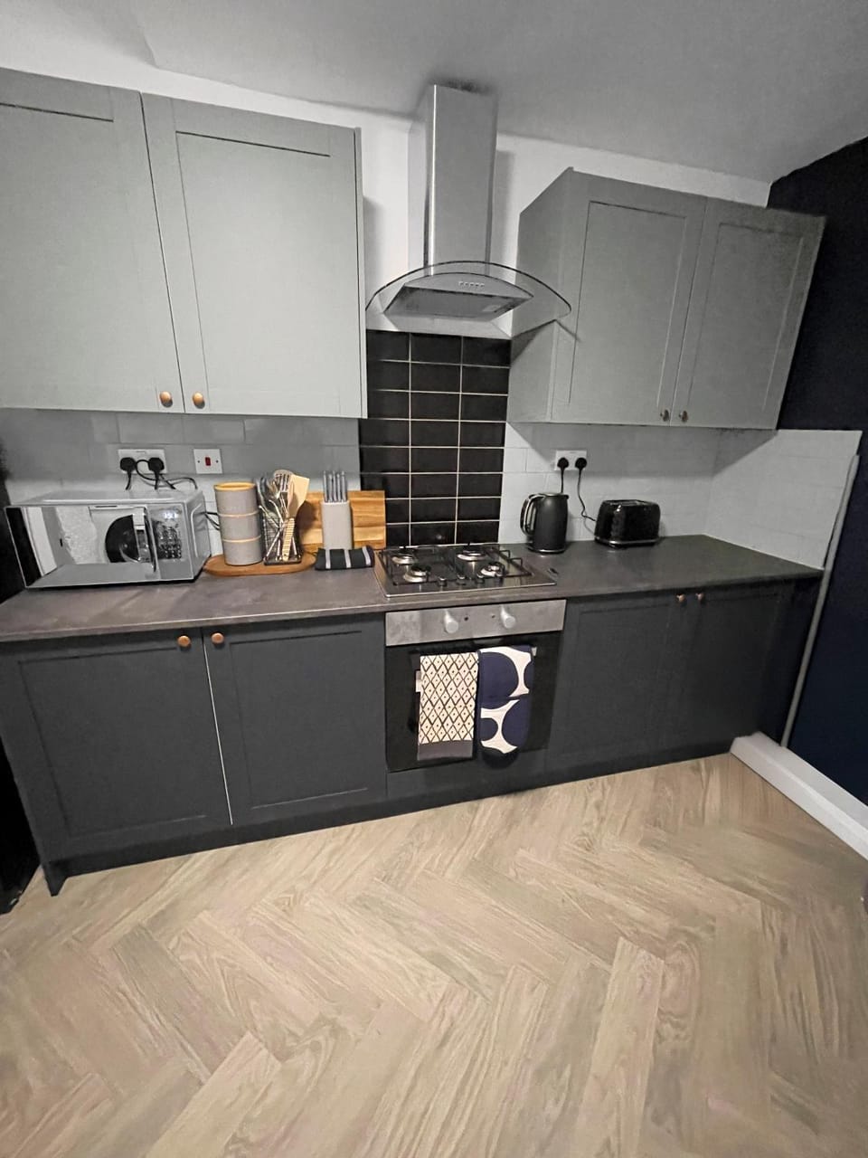 Coffee/tea facilities, Kitchen or kitchenette, stove