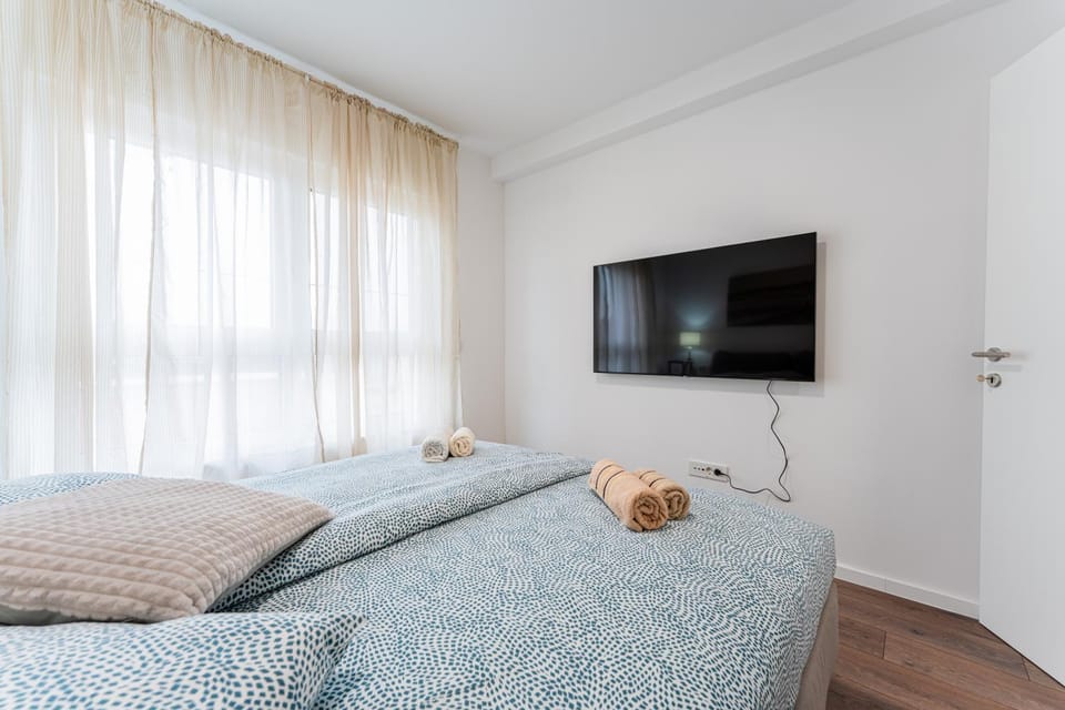 Bed, TV and multimedia, Photo of the whole room, Bedroom, heating, internet