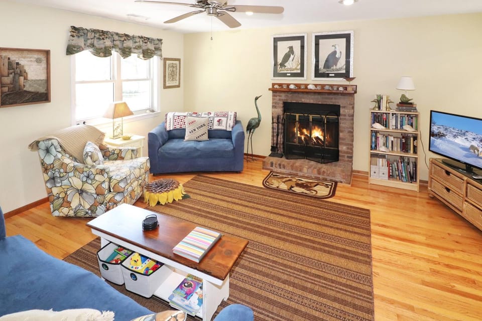 Osprey - Pet friendly, Fireplace! House in Chincoteague Island